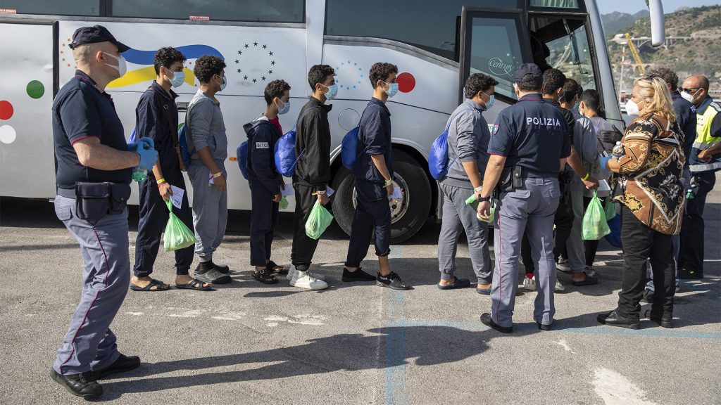 Nincsen számukra hely – az olaszok Albániának passzolják le az irreguláris migránsokat