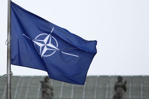 A svéd NATO-csatlakozás ellen tüntettek a Karmelitánál