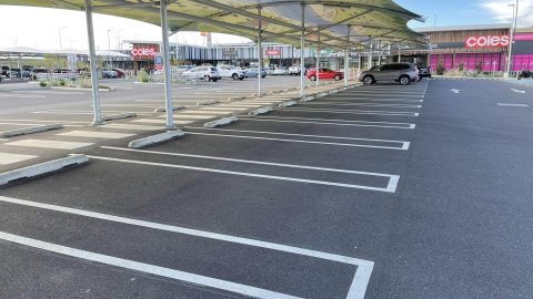Elérte a bevásárlóközpont, hogy minden autó a vonalon belül parkoljon le