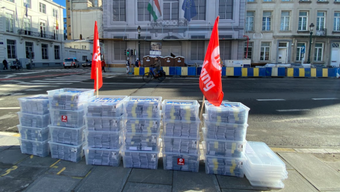 Százezer üres nemzeti konzultációs ívet vittek a magyar kormány luxusvillája elé Brüsszelben
