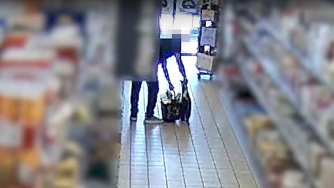 Videón, ahogy egy férfi kirohan a vécépapírral és kajákkal megtömött kosarával az Aldiból