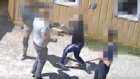 Felfüggesztettet kapott a videón lévő munkás, aki ásóval esett a munkatársának