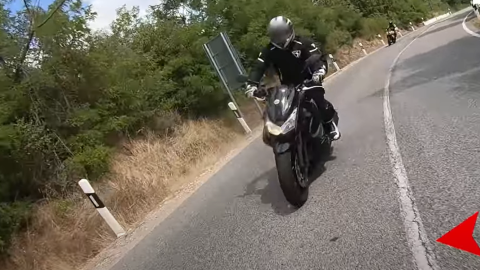 Felvette a bukósisakon lévő kamera, ahogy belecsapódik egy motoros a másikba