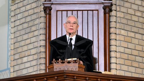 A bicskei áldozatoknak utalja fizetés-kiegészítését egy református lelkész, amíg Balog Zoltán hivatalban van