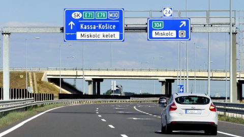 Úgy megrepedt az M30-as autópálya, hogy fél évre lezárják több kilométeren