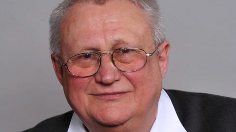 Meghalt Czakó Gábor író