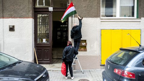 Olyan erős kezű vezetőre vágynak a magyarok, aki visszaveszi az országot a gazdagoktól