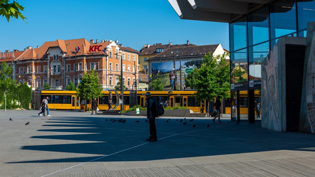 A Széll Kálmán téren élesztettek újra egy 40 év körüli férfit