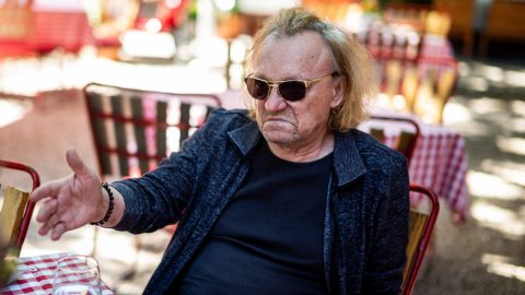 Charlie a fiatal zenészekről: Legszívesebben azt mondanám nekik, a szüleitek nem tanítottak meg előre köszönni egy idősebb embernek?