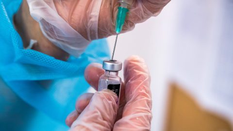Tényleg rontja a védelmet egy Covid elleni emlékeztető oltás?