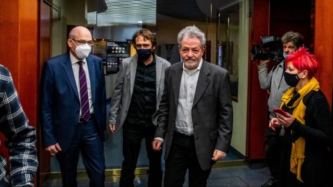 „Találhattam volna szerencsésebb hasonlatot” – mondta a Klubrádió tulajdonosa, miután a Kurvák cseréje címen közölt írást Novák és Varga távozásáról