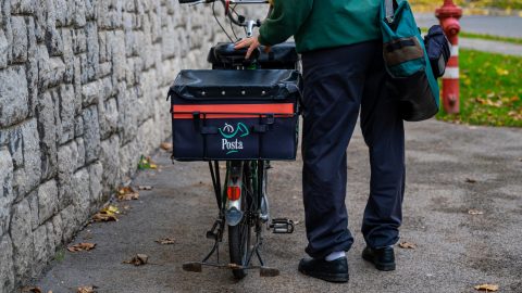 Eltette a halottak járadékait egy hajdú-bihari postás