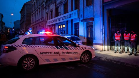 Bilincsben vitték el lakásából a NAV nyomozói Iványi Gábor egyházának gazdasági igazgatóját