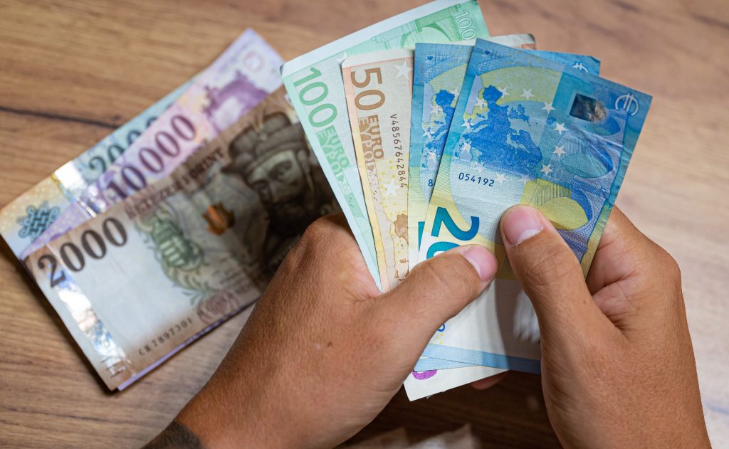 Öthavi mélyponton a forint