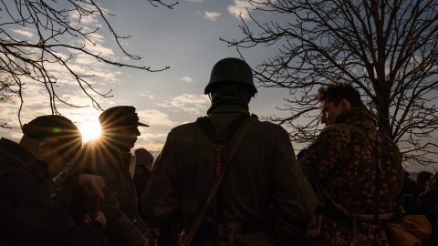 Titkos helyszíneken tartanának koncerteket a neonácik a kitörés napján