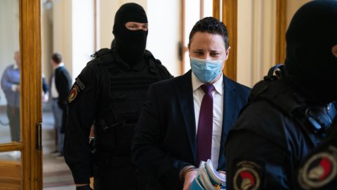 Szakmai továbbképzésekre járhat Schadl György, de boltba is mehet mostantól