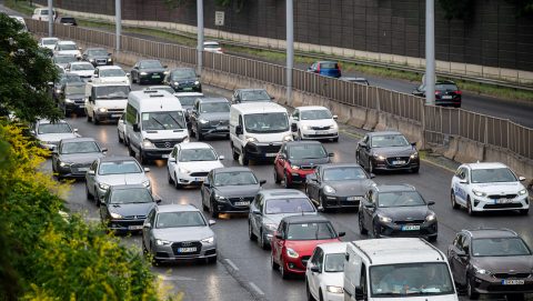 Egy hónapot nyernek idén az autótulajdonosok