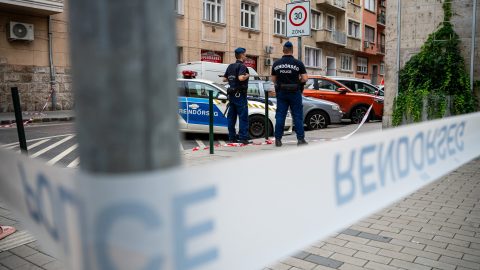 Széket dobált, és dühöngött a plázában egy férfi, akit végül kórházba vittek