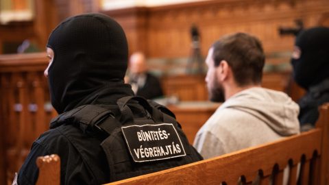 „Fogtok ti még szopni” – mondta az újbudai rendőrgyilkos a tárgyalásán