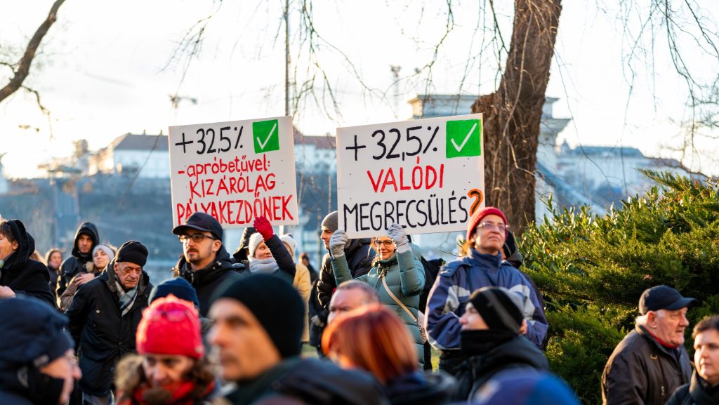 Novák lemondásáért tüntetnek a Belügyminisztérium előtt
