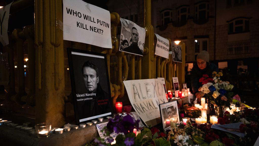 Putyintól követeli Navalnij édesanyja, hogy hadd láthassa a fia holttestét