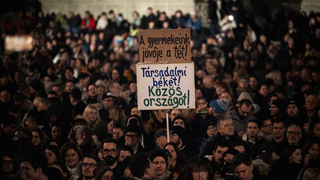 Közvetlen köztársaságielnök-választásért tüntet az ellenzék a Kossuth-téren