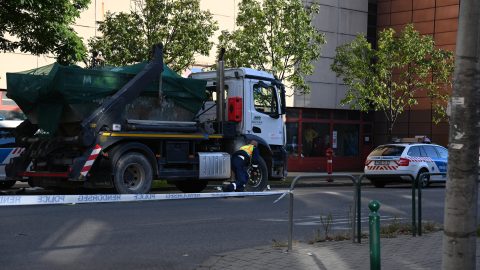Mobilját nézegette a teherautós, aki halálra gázolt egy zebrán átkelő apát a hétéves kislányával