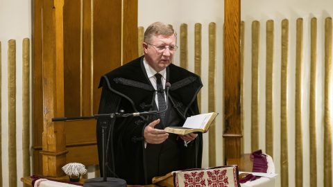 Imájába foglalta az áldozatokat a Balog Zoltán lemondásáért egyedül kiálló püspök