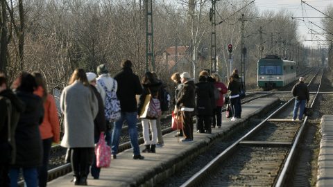 Nem látta el, hanem otthonába vitt egy HÉV peronján eleső és lebénult férfit a mentő