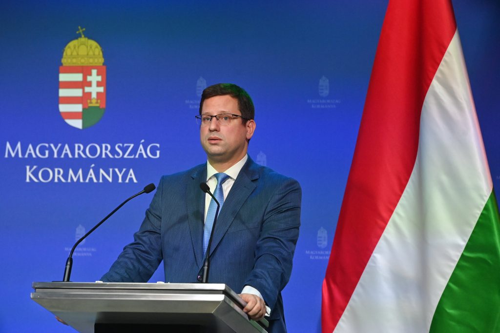 Mit jelenthet az, hogy Magyar Péter „megelőlegezett bizalomból” kapott pozíciókat?