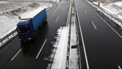 Megsüllyedt az M30-as autópálya egy része, az állam felszólította a Strabagot az út rendbetételére