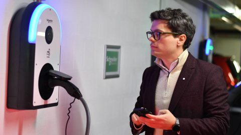 Ebben az épületben az e-autók töltése már alkalmazkodik a hálózati kapacitáshoz