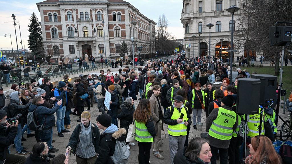 Fáklyás felvonulást tart az Országos Közös Akarat