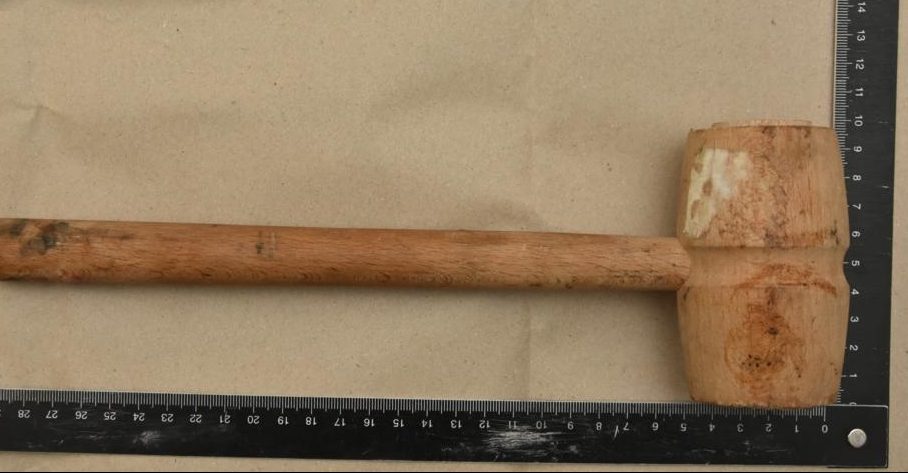 Vak ismerősét lenyúlta, egy másikat ájultra vert húsklopfolóval