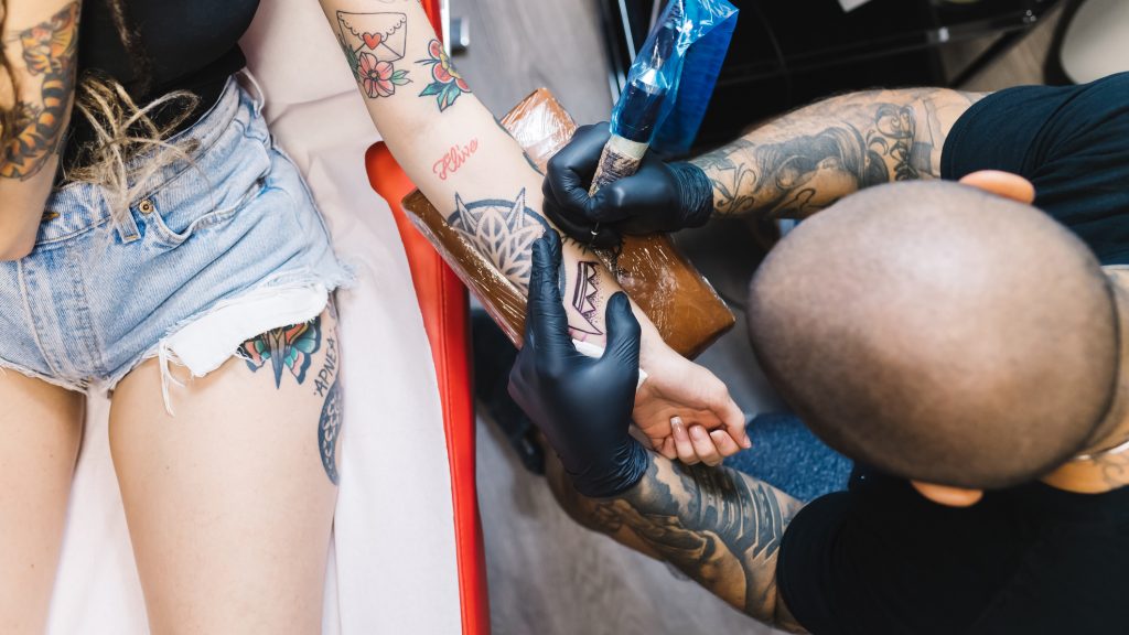 Veszélyes anyagokat találtak az amerikai tetoválófestékekben