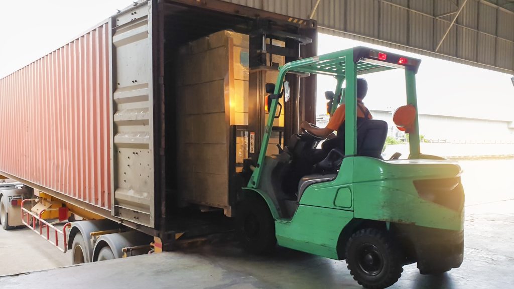 Kamionról leemelt zsaluelemek nyomták agyon az irodából kilépő börtönőrt