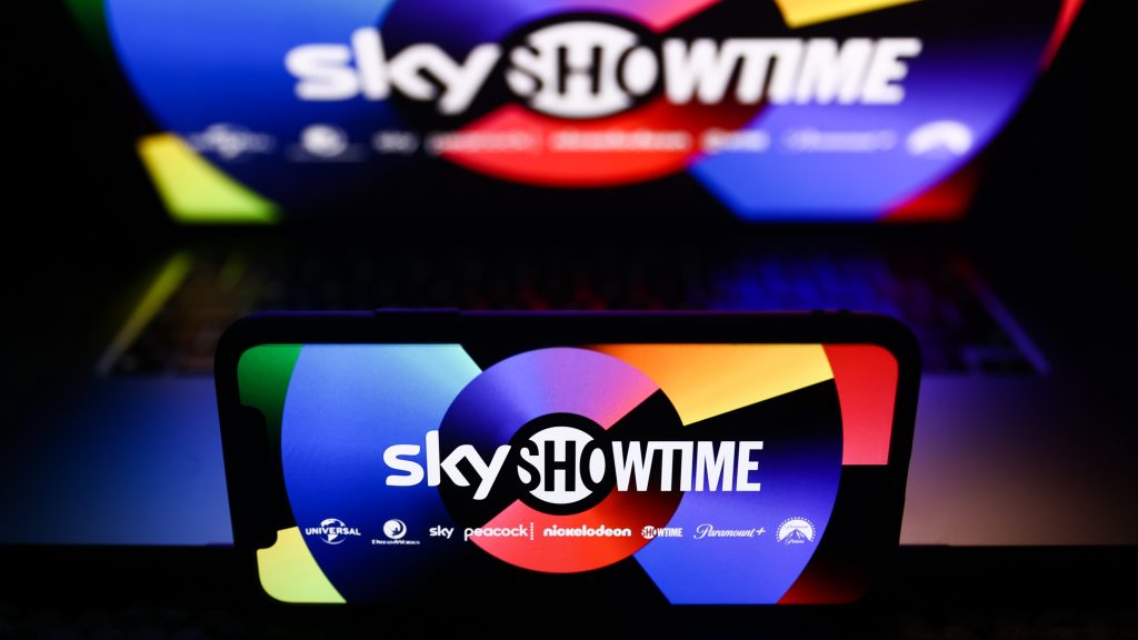Árat emel a SkyShowtime, jön az olcsóbb, reklámos csomag is