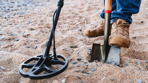 Furcsa kincsekre bukkantak fémkeresővel