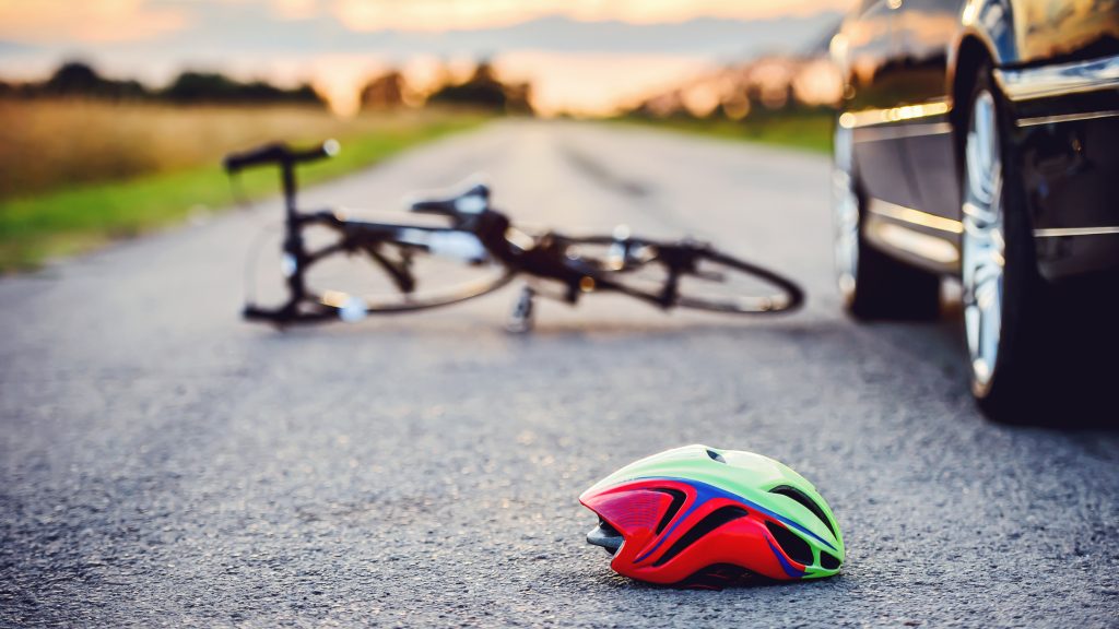 Ijedtében az útpadka felé ugrott, hogy el ne üssék, a hatósági jelzést viselő jármű áthajtott a bringáján és lazán elhajtott