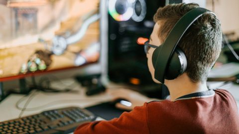 Tartós halláskárosodással járhat a videójátékozás