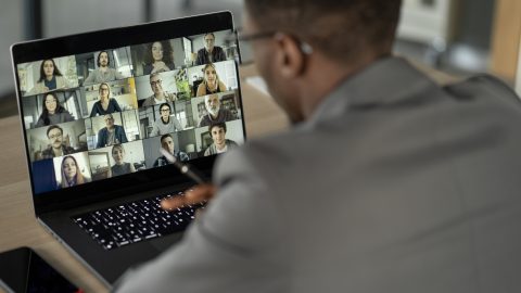 Hamis videókkal vertek át egy banki dolgozót, 9 milliárd forint tűnt el