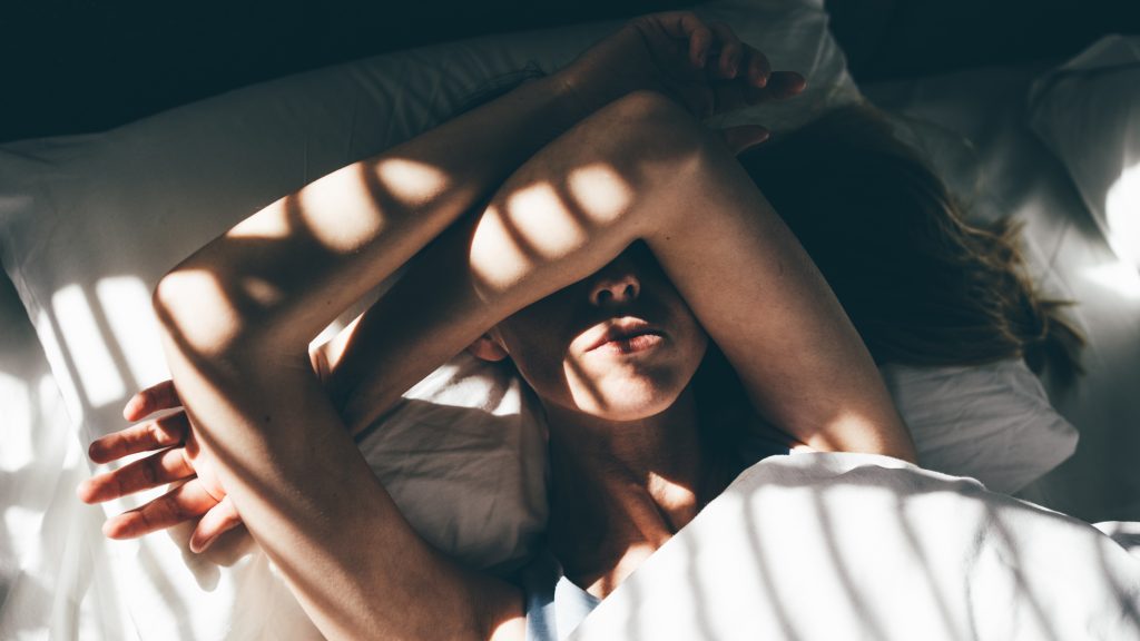 Nyugtalan alvás, szorongás, bőrbetegségek – Testünk vészjelzései, ha túl sok a stressz