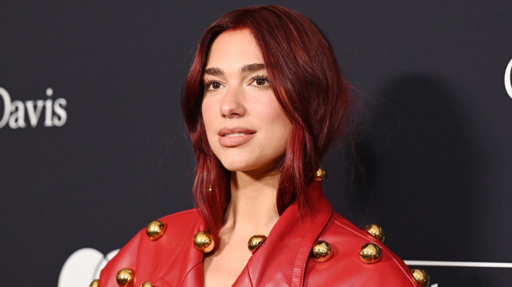 Látva új ruháját, Dua Lipa a karácsonyfáról megmaradt gömböket elpakolás helyett a bőrkabátjára ragasztotta
