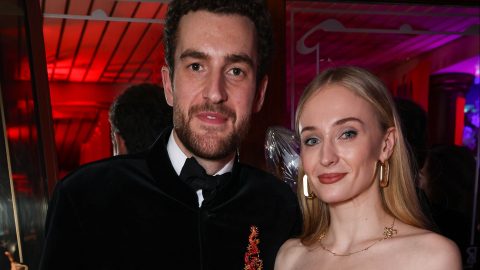 Sophie Turner új párja oldalán pózolt a fotósoknak egy londoni bulihajón