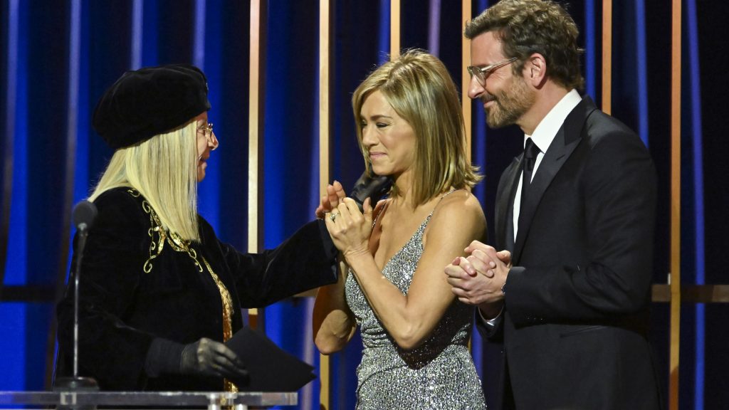 Jennifer Aniston azt mondja, egyszer megcsókolta Barbra Streisandet egy szilveszteri bulin