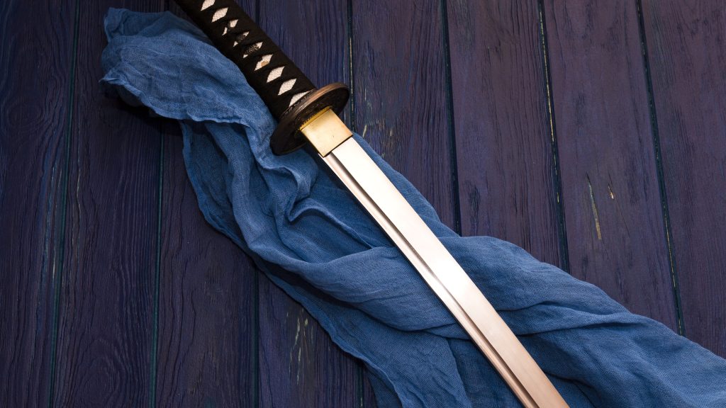 Magához csalogatta a barátságosan csaholó kutyát, majd karddal átvágta a nyakát