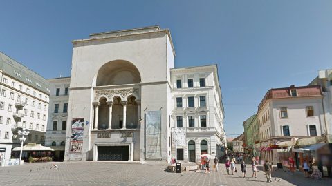 Előadás közben dőlt le a díszlet, megsérült egy színésznő Temesváron