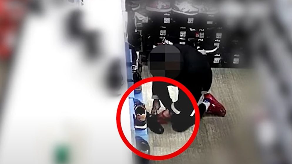 Videón, ahogy harapófogóval vágja le a cipőről a lopásgátlót egy férfi a Deichmannban