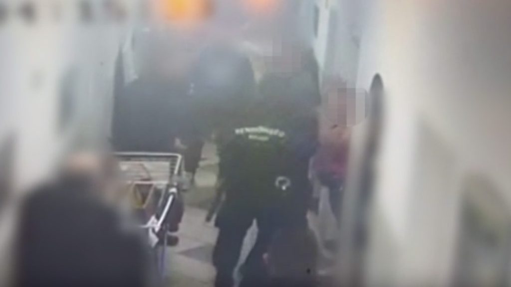 Videón, ahogy a menyasszonya próbálja lefogni a hostelben rendőrre támadó párját