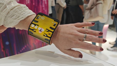 Menő, de problémás a Motorola karpereccé hajlítható mobilja